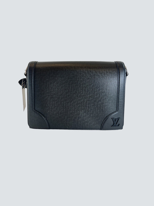 Louis Vuitton Black  Leather Flap  Messenger Taiga  Handbag