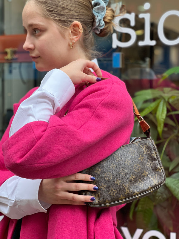 Louis Vuitton Monogram pochette Handbag