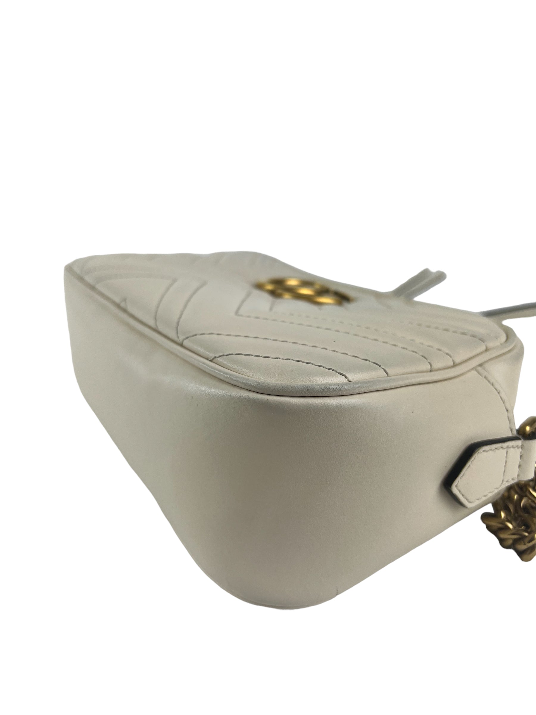 【美品・電池新品・付属品】GUCCI 1400L GG ホワイトシェル 美品・電池新品・付属品】GUCCI 1400L GG ホワイトシェル 楽天