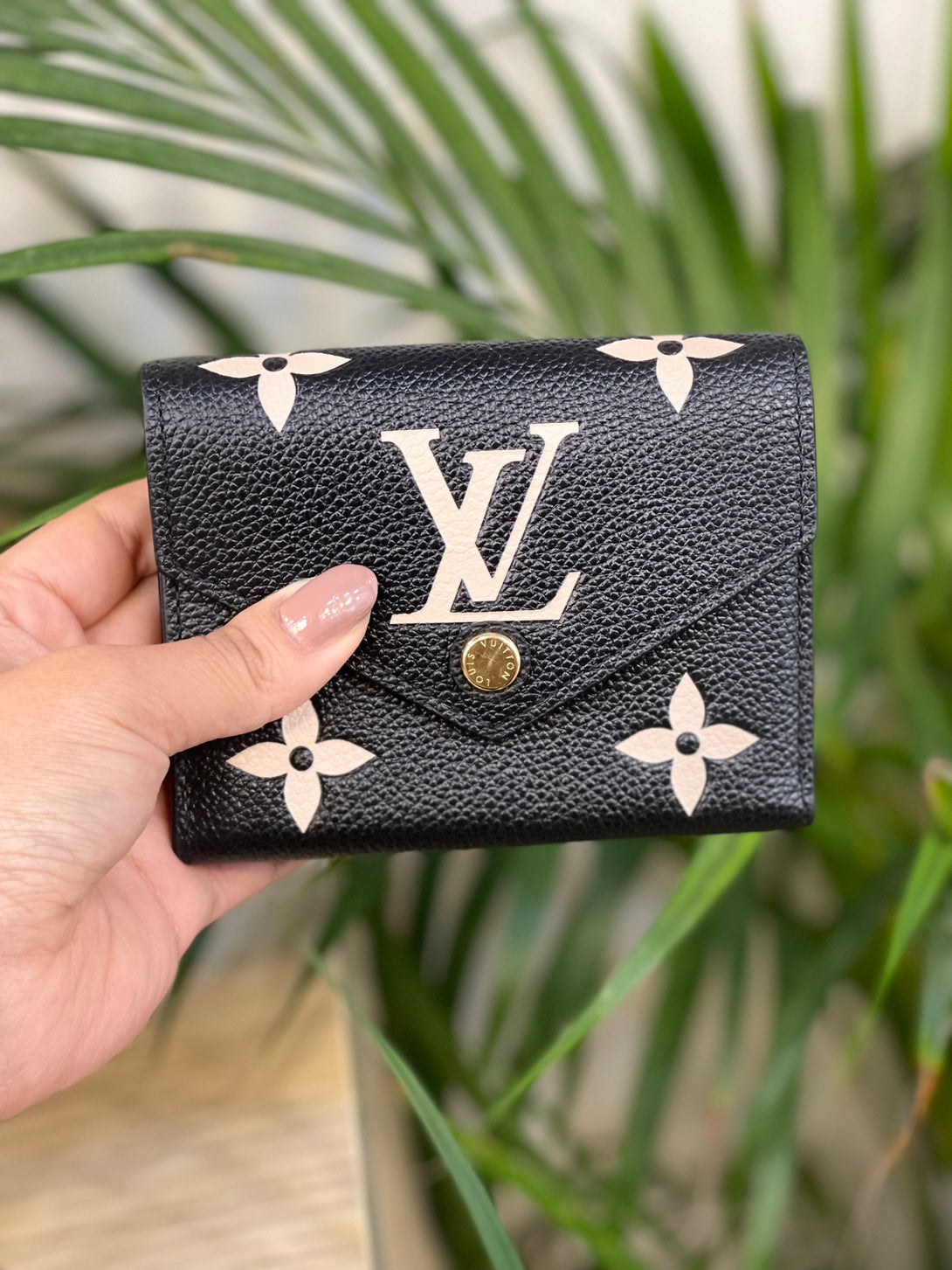 Louis Vuitton Black Victorine Wallet – Siopaella Designer Exchange