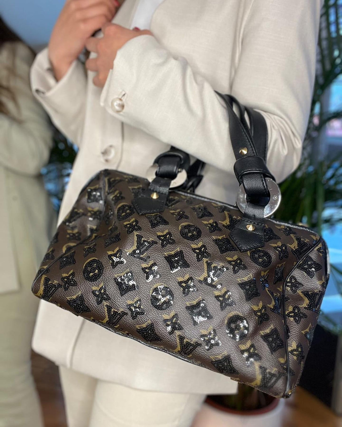 Louis Vuitton Black Handbag – Siopaella Designer Exchange