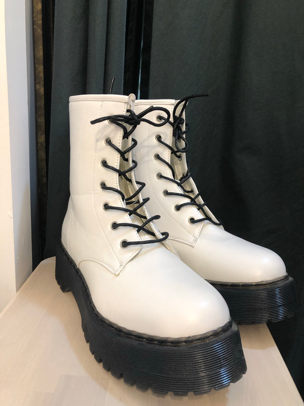 White Leather Boots uk6