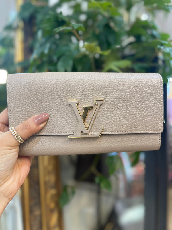 Louis Vuitton Taupe/Beige Leather 'Capucines' Wallet